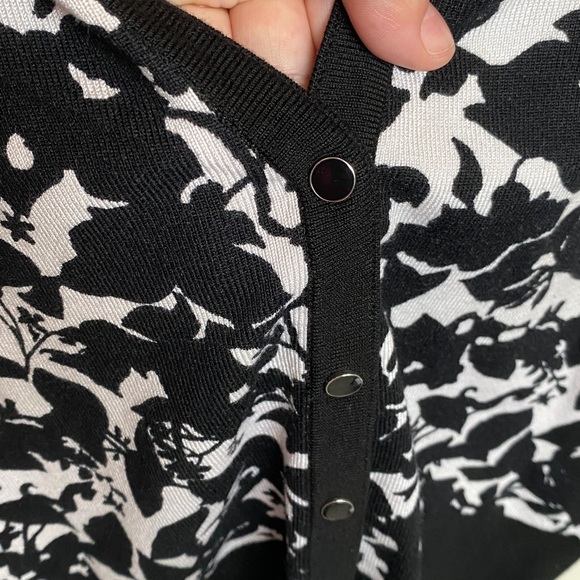 WHBM v-neck black floral snap-up cardigan - Picture 3 of 8